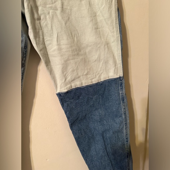 Hollister Curvy High-rise Mom Jeans - Picture 7 of 10